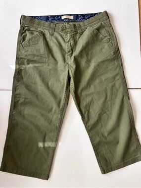 Levi’s women capri olive green size 14